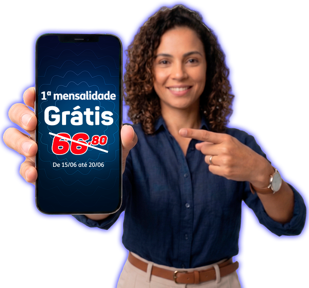 Foto mulher com celular mostrando desconto da campanha